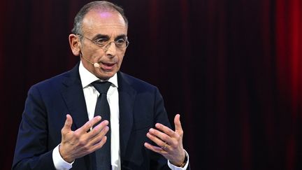 Éric Zemmour lors d'un discours à Paris, le 9 mars 2022. (EMMANUEL DUNAND / AFP)