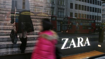 Une passante fait du lèche-vitrine devant Zara, le 11 décembre 2008, à Londres (Royaume-Uni).&nbsp; (ANDREW WINNING / REUTERS)