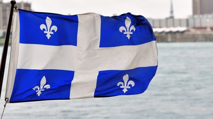 La belle province voit son tourisme s'envoler. Ci-dessus,&nbsp;le drapeau du Québec. (LAURENT CARO / MAXPPP)