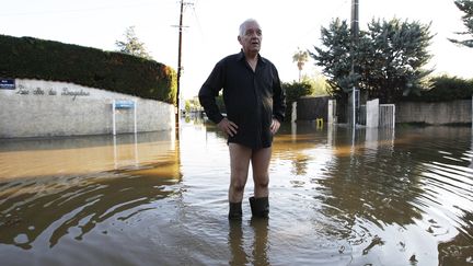 Un homme se tient les pieds dans l'eau, le 4 octobre 2015, &agrave; Biot (Alpes-Maritimes). (JEAN-CHRISTOPHE MAGNENET / AFP)