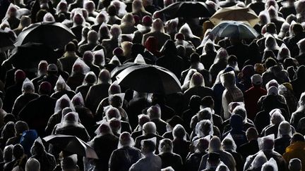 Des fid&egrave;les &eacute;coutent le pape Fran&ccedil;ois sous la pluie sur la plage de Copacabana &agrave; Rio de Janeiro (Br&eacute;sil), le 25 juillet 2013. (RICARDO MORAES / REUTERS)