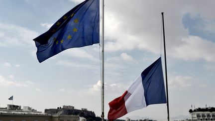 Les drapeaux fran&ccedil;ais et europ&eacute;ens sur le toit de l'ambassade fran&ccedil;aise &agrave; Ath&egrave;nes.&nbsp; (ARIS MESSINIS / AFP)