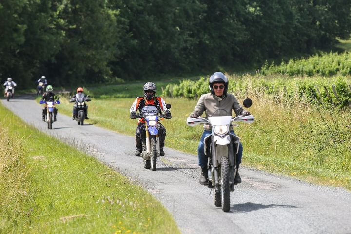 Emmanuelle au guidon d'une Yamaha ouvrant la route. (PATRICK BOISVERT pour FRANCE INFO)