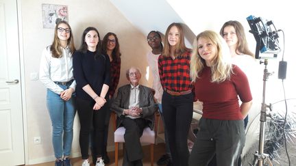 Les élèves du lycée Carcouët de Nantes avec Henri Duguy, un des derniers témoins des évènements de 1941, compagnon de détention de Guy Moquet. (TOUS DROITS RÉSERVÉS)