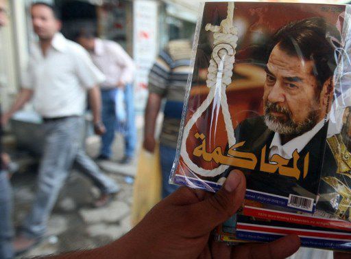 Dans les rues de Bagdad on trouve des CD roms du procès de l'ancien dictateur. Ici en 2012, à l'occasion du 9e anniversaire de sa mort. (AFP PHOTO/AHMAD AL-RUBAYE)