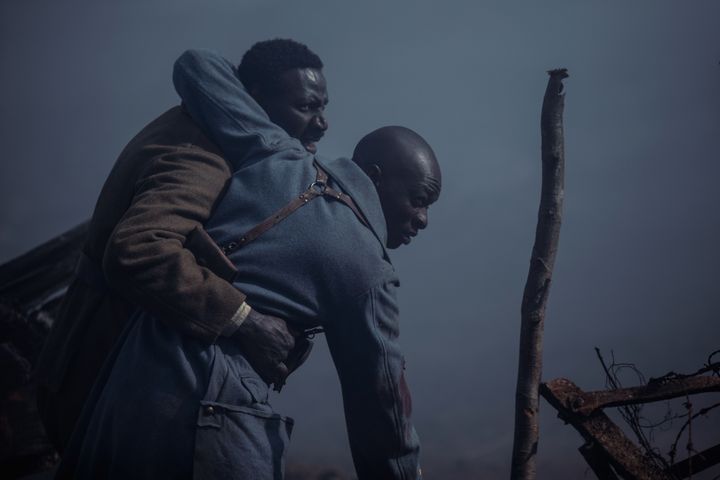 Les comédiens Omar Sy et&nbsp;Alassane Diong dans une scène du film "Tirailleurs" de&nbsp; Mathieu Vadepied.&nbsp; (MARIE-CLÉMENCE DAVID © 2022 - UNITÉ - KOROKORO - GAUMONT - FRANCE 3 CINÉMA - MILLE SOLEILS - SYPOSSIBLE AFRICA)