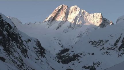 Cinq personnes sont mortes, lundi 3 mai, emportées par des avalanches dans les Alpes, entre les Hautes-Alpes et l'Isère. (CAPTURE ECRAN FRANCE 2)