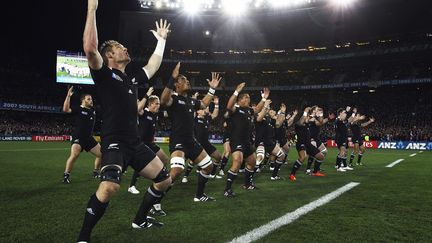 Les All Blacks font le haka avant la finale de la Coupe du Monde entre la Nouvelle-Z&eacute;lande et la France, le 23 octobre 2011, &agrave; Auckland. (Phil Walter / REUTERS)