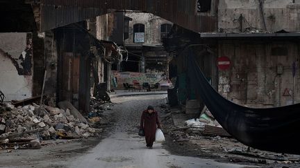 Une femme âgée, longe un tissu noir, utilisé pour isoler la zone où se trouvent les snippers des forces gouvernementales.
 

 
  (AFP PHOTO / FABIO BUCCIARELLI)