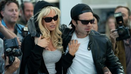  Pamela Anderson (Lily James) et Tommy Lee (Sebastian Stan). (ERIN SIMKIN / 2022 HULU)