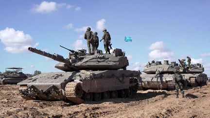 Des soldats israéliens sur un char de combat opérant dans l'est de Rafah, le 10 mai 2024, sur une image diffusée par l'armée israélienne. (ARMEE ISRAELIENNE / AFP)