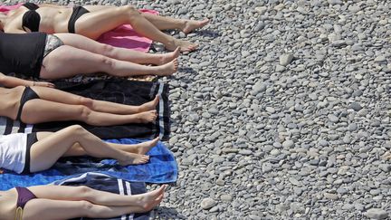 Sur la plage de Nice, pr&egrave;s de la Promenade des Anglais, le 5 ao&ucirc;t 2012. (ERIC GAILLARD / REUTERS)