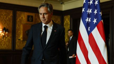 Le secrétaire d'Etat américain, Anthony Blinken, arrive à un point presse à New Delhi (Inde), le 10 novembre 2023. (JONATHAN ERNST / AFP)