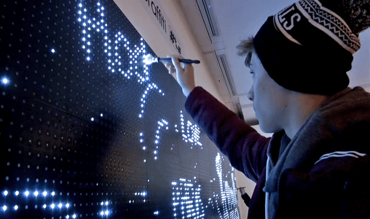 Jouer avec le Water light Graffiti d'Antonin Fourneau
 (France 3 / Culturebox)