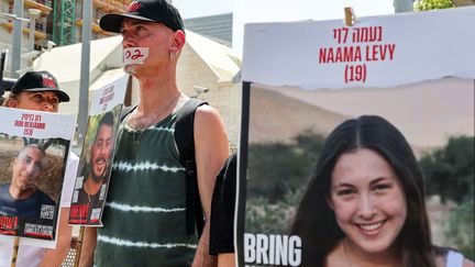 Un portrait de Naama Levy, 19 ans, qui fait partie des otages israéliens du Hamas, depuis les attaques du 7 octobre 2023. (JACK GUEZ / AFP)