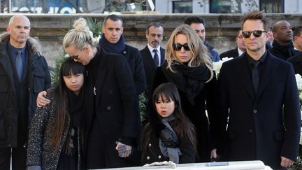 Laeticia Hallyday, ses deux filles Jade et Joy, Laura Smet et David Hallyday lors des obsèques de Johnny le 9 décembre 2017 à Paris. (LUDOVIC MARIN / POOL / AFP)