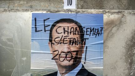 Affiche de campagne du candidat socialiste Fran&ccedil;ois Hollande &agrave; Lyon (Rh&ocirc;ne), le 10 avril 2012. (JEFF PACHOUD / AFP)