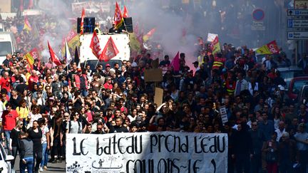 Des manifestants derrière une banderole, à Marseille (Bouches-du-Rhône), le 19 avril 2018. (GEORGES ROBERT / CROWDSPARK)