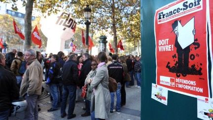 Trois cent personnes se sont rassemblées devant le siège de France Soir, le 14 octobre 2011. (MEHDI FEDOUACH / AFP)