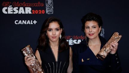 L'actrice franco-algérienne&nbsp;Lyna Khoudri&nbsp;et la réalisatrice Mounia Meddour posent avec leurs César à l'issue de la 45e édition de la cérémonie de la remise des prix à la Salle Pleyel le 28 février 2020 à Paris.&nbsp; &nbsp; (THOMAS SAMSON / AFP)