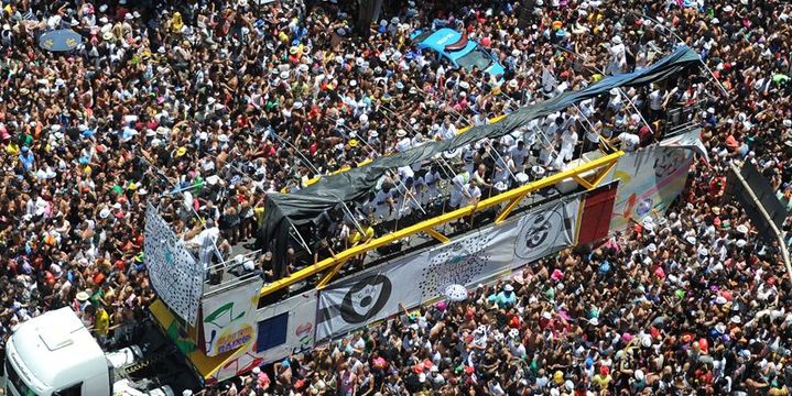 La foule compacte du Bola Preta de Rio de Janeiro, le 9 février 2013.
 (VANDERLEI ALMEIDA / AFP)