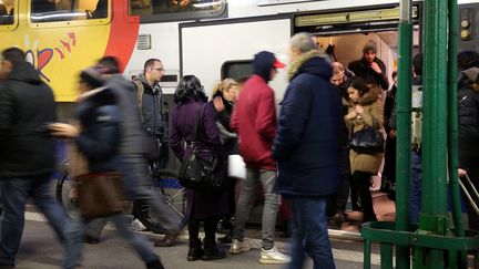 &nbsp; (Mouvement de grève unitaire à la SNCF le 9 mars © MaxPPP)