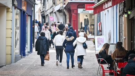 Des gens marchent dans les rues de Bourges (Cher), le 28 décembre 2023. (PIERRICK DELOBELLE / BERRY REPUBLICAIN / MAXPPP)