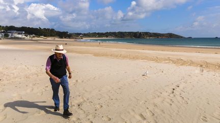 Une personne sur la plage de Saint-Brelade, sur l'île de Jersey, le 2 mai 2019. (VINCENT ISORE / MAXPPP)