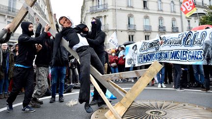 Des manifestants portent un mannequin à l'effigie d'Emmanuel Macron, lors d'une manifestation à Nantes (Loire-Atlantique), le 7 avril 2018.&nbsp; (LOIC VENANCE / AFP)