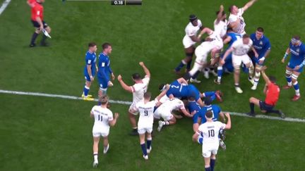 Les avants anglais se régalent dans leur jardin de Twickenham. Sur un nouveau ballon porté consécutif à une touche, l’Angleterre s’invite dans l’en-but italien (19-0). Le talonneur Jamie George inscrit son 12e essai international.