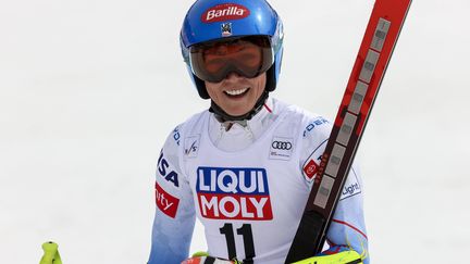 Mikaela Shiffrin tout sourire après sa victoire en Coupe du monde de ski alpin, le 17 mars 2022 à Courchevel-Méribel.&nbsp; (ALESSANDRO TROVATI/AP/SIPA / SIPA)