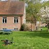 Une petite fille joue dans le jardin du centre de retour d'Avnstrup, près de Copenhague (Danemark), le 30 avril 2024. (MARIE-VIOLETTE BERNARD / FRANCEINFO)