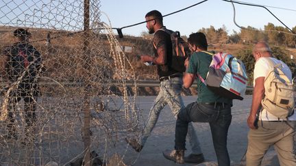 Des Palestiniens traversent la frontière avec Isarël pour aller travailler (photo d'illustration). (HAZEM BADER / AFP)