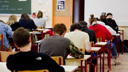 Des élèves lors de l'épreuve de philosophie au bac, le 14 juin 2023, à Briançon (Hautes-Alpes). (THIBAUT DURAND / HANS LUCAS / AFP)