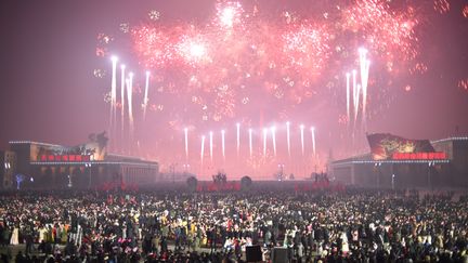 La foule assiste au feu d'artifice de la nouvelle année, le 1er janvier 2023, à Pyongyang, en Corée du Nord. (KIM WON JIN / AFP)