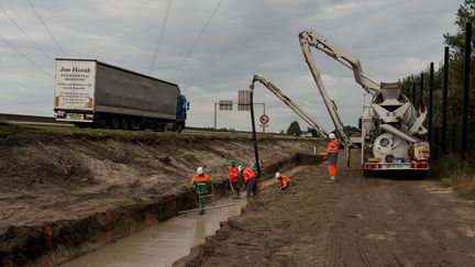 Début des travaux pour l'édification d'un mur "anti-intrusions" de migrants le long de la&nbsp;rocade portuaire de Calais (Pas-de-Calais), le 20 septembre 2016.&nbsp; (PHILIPPE HUGUEN / AFP)