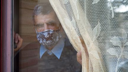 Raymond, une personne accompagnée par les Petits frères des pauvres. Photo d'illustration. (PATRICIA HUCHOT-BOISSIER / HANS LUCAS)