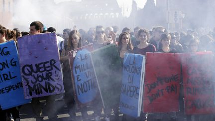 Des &eacute;tudiants tiennent des pancartes pendant une manifestation contre l'aust&eacute;rit&eacute;, &agrave; Rome (Italie). (TONY GENTILE / REUTERS)