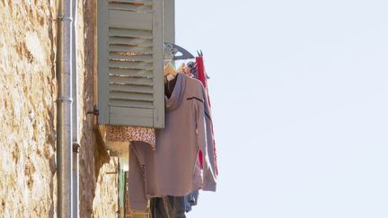 Valbonne : le maire décide d’interdire aux habitants d’étendre leur linge aux fenêtres et déclenche une polémique