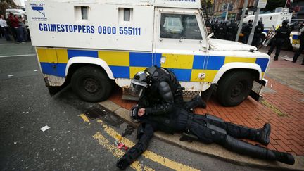 Un policier est &eacute;tendu sur le sol, inconscient, apr&egrave;s des affrontements &agrave; Belfast (Irlande du Nord), le 9 ao&ucirc;t 2013. (PRESS EYE LTD / REX / SIPA)