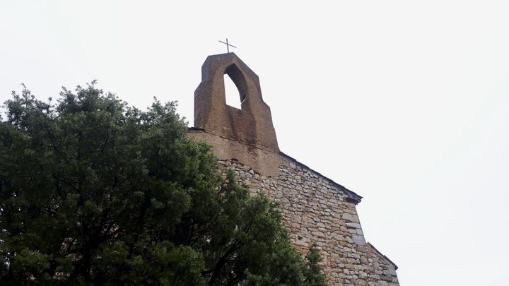 A Ginasservis la cloche de la chapelle Saint-Damase située au bout d’un chemin, à l’ecart du village, a aussi disparu dans la nuit du 18 au 19 juillet 2019. (FARIDA NOUAR / RADIO FRANCE)