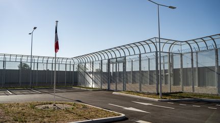 Le nouveau centre de rétention administrative (CRA) de Lyon, le 30 juillet 2022. (NICOLAS LIPONNE / HANS LUCAS / AFP)