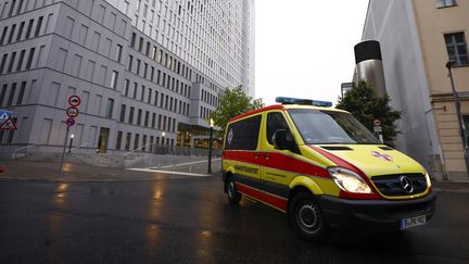 L'ambulance qui a transporté l'opposant russe Alexeï Navalny à l'hôpital de la Charité, à Berlin (Allemagne), le 22 août 2020.&nbsp; (ABDULHAMID HOSBAS / ANADOLU AGENCY / AFP)