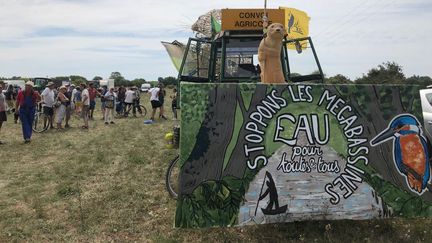 Une pancarte "Stoppons les mégabassines", lors du convoi de l'eau qui part de Lezay (Deux-Sèvres), le vendredi 18 août. (LAURA LAVENNE)