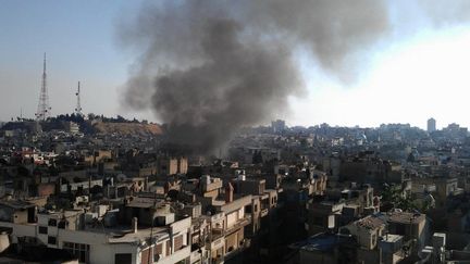 La ville de Homs bombard&eacute;e, selon une photo diffus&eacute;e le 14 juin 2012 par des militants de l'opposition syrienne.&nbsp; (SHAAM NEWS NETWORK / AFP)