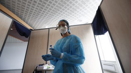 Dans un centre de test contre le Covid-19 à Montpellier dans l'Hérault. (GUILLAUME HORCAJUELO / EPA)