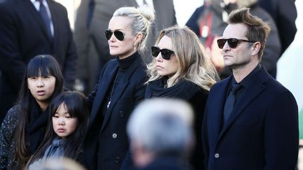 La femme et les enfants de Johnny Hallyday lors de l'arrivée du cortège au pied de l'église de la Madeleine, le 9 décembre 2017 à Paris. (FRANCOIS MORI / AP / SIPA)