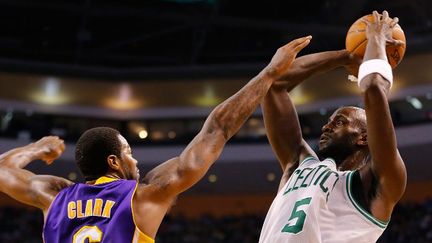 Kevin Garnett devant Earl Clark (JARED WICKERHAM / GETTY IMAGES NORTH AMERICA)