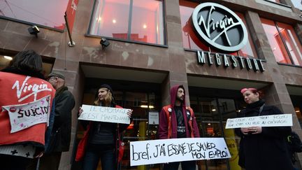 Mobilisation d'employ&eacute;s du Virgin Megastore de Strasbourg (Bas-Rhin) le 9 janvier 2013. (PATRICK HERTZOG / AFP)