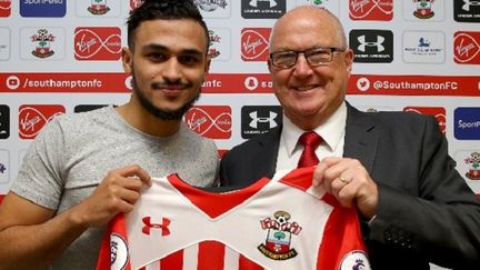 Sofiane Boufal pose avec son nouveau maillot de Southampton. 